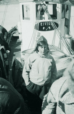 KIVIOQ med Knud Rasmussen foran styrhus, fotograferet ved afsejlingen fra København til syvende Thule ekspedition i juni 1933